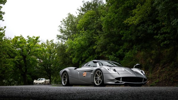 Welche Stoffe sind in der Damenmode besonders angesagt?